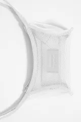 Minibolso amarillo de tejido de red con detalles en piel y charms metálicos. Presenta etiqueta logotipada BIMBA Y LOLA y cierre ajustable de cordón, con acabados metálicos plateados.