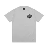 Remera gris con estampado de un pote de helado en el pecho.