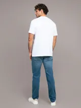 Remera blanca de algodón con cuello redondo y manga corta. Estampado frontal con el logo "ck Calvin Klein since 1968" dentro de un recuadro negro.