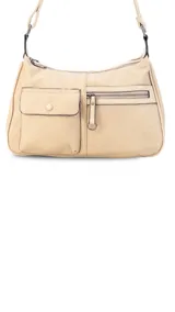 Cartera bandolera negra de cuero sintético con correa extensible. Tiene dos compartimentos principales con cierre, un bolsillo trasero con cierre y dos bolsillos frontales, uno con botón y otro con cierre.