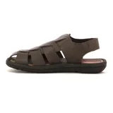 Sandalia marrón de hombre con tiras anchas y ajuste con velcro.