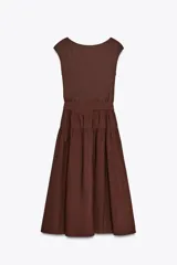 Vestido midi marrón con cuello barco y manga sisa. Presenta un corte a la altura de la cintura con detalle de trabilla y lazo del mismo tejido. Cierre lateral con cremallera oculta.