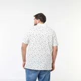 Remera polo blanca de piqué con estampado de palmeras, tablas de surf y sombrillas.