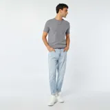 Remera gris de punto jacquard con cuello redondo y manga corta.