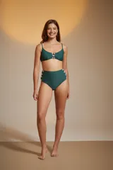 Bombacha de bikini negra de tiro alto con laterales fruncidos.