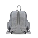 Mochila verde militar de nylon con apertura superior con cierre y tiradores metálicos. Incluye bolsillos internos, bolsillo con cierre metálico al frente, correa corta de mano y correas de galón regulables para colgar en la espalda.