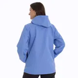 Campera impermeable azul con capucha, cierre frontal con cremallera, bolsillos laterales con cierre y logo de la marca en el pecho.