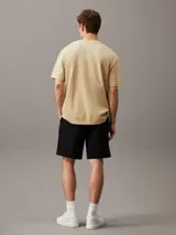 Shorts negros de algodón texturizado con cintura elástica con cordón, bolsillos laterales y trasero. Monograma de Calvin Klein bordado en la cadera.