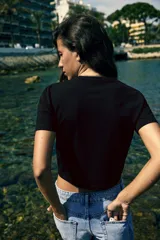 Camiseta corta a rayas horizontales blancas y azul marino, de algodón, con cuello redondo y mangas cortas.