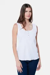 Musculosa lisa color lila en tela rib con botones a presión y corte relajado.