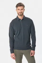 Remera polo de pique liso, color gris, con cuello y cierre de botones.