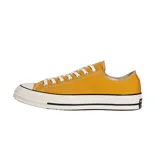 Zapatillas Converse Chuck 70 Ox color mostaza con cordones blancos y suela de goma blanca con detalles en negro.