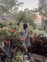 Botas de cuero negro con bordado decorativo en el caño y empeine, taco bajo y punta fina. Diseño de estilo cowboy.