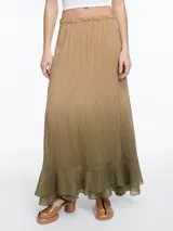 Falda larga color beige con degradé a verde oliva, cintura elástica y volado en el ruedo.