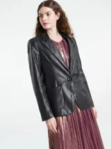 Blazer de cuertina negro con solapa y botón en la parte delantera.