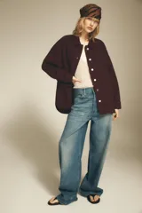 Sobrecamisa de Zara Woman Collection confeccionada en algodón 100%, color borgoña. Tiene cuello solapa, manga larga con puño, bolsillos de plastrón en el delantero y cierre frontal con botones metálicos.