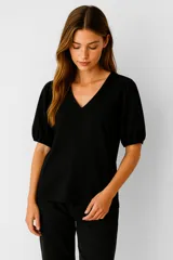Blusa negra de lino y viscosa, corte holgado con escote en V y mangas cortas abullonadas.