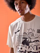 Remera color crema de corte oversized con estampado de Donald Duck.