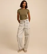 Blusa verde militar de poliéster y elastano, con cuello redondo, manga corta y espalda descubierta con tres tiras horizontales.