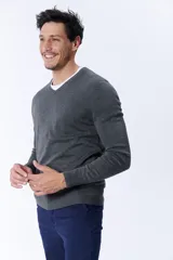 Sweater gris melange de tejido de punto con escote en V y mangas largas.