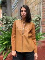 Campera marrón con mangas de tejido de punto y frente de cuero.