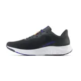 Championes New Balance Fresh Foam Arishi V4, color negro con detalles en blanco, azul y amarillo.