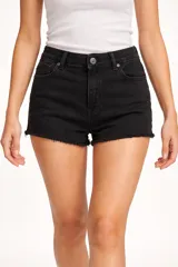 Short de jean negro con roturas, de calce relajado y tiro bajo.