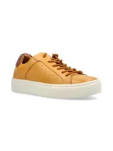 Sneaker de cuero vacuno con estampado de camuflaje y suela marrón.