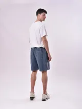 Bermuda gris de denim con cordón ajustable en la cintura y bolsillos laterales.