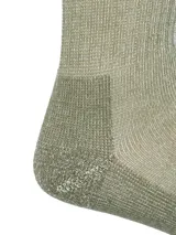 Calcetines largos color verde oliva, de tejido grueso, confeccionados en bambú y spandex.