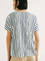 Blusa de manga corta con estampado de cebra en blanco y negro, de corte holgado y cuello redondo.