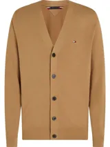 Sweater cardigan color camel de algodón, con cuello en V, cierre con botones y logo de Tommy Hilfiger bordado en el pecho.