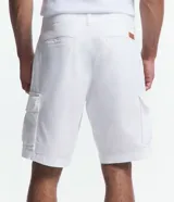 Bermuda cargo azul marino para hombre, confeccionada en algodón. Cuenta con múltiples bolsillos utilitarios laterales, trabillas en la cintura y cierre con botón y cremallera.