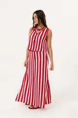 Falda larga tejida a rayas verticales rojas y blancas, con pretina elástica y tajos laterales.