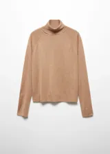 Sweater color marrón claro de tejido de punto fino con cuello alto, manga larga y terminaciones de canalé.