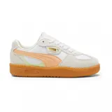 Championes Puma Palermo Lamoda, color blanco con detalles en rosa y suela de goma color caramelo.