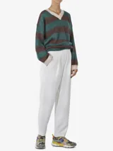 Buzo tejido de punto con escote en V y calce relajado. Presenta un diseño de rayas horizontales en colores verde y marrón, con cuello y puños en contraste de color beige.