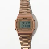 Reloj digital color rosa con correa de eslabones metálicos.