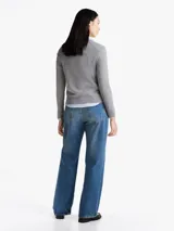 Sweater gris de algodón orgánico con cuello en V y logo bordado en el pecho.