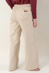 Pantalón de pana verde militar, de corte recto y tiro alto, con bolsillos laterales y traseros, y elástico en la cintura trasera.