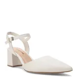 Zapato de cuero color blanco con tobillera, taco cuadrado y punta fina.