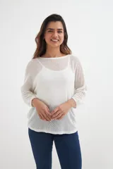 Sweater calado color crudo, de mangas 3/4 y escote redondo.