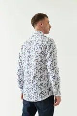 Camisa de manga larga con estampado de hojas en tonos azul marino y negro.
