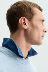 Sweater celeste de punto con cuello redondo y manga larga.