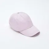 Gorra de béisbol color lila, de tela lisa.