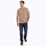 Remera celeste de algodón con cuello redondo y bolsillo en el pecho.