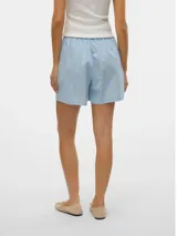 Short celeste con rayas verticales blancas, cintura elástica y bolsillos laterales.