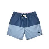 Short de baño celeste y azul con cintura elástica ajustable con cordón, dos bolsillos laterales y uno trasero. Confeccionado en tela ligera de secado rápido y logo bordado.
