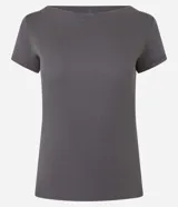 Blusa gris de rib con escote bote y manga corta.