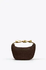 Bolso mini trenzado color marrón con asa de mano dorada metálica y doble asa bandolera ajustable y extraíble. Tiene forro, bolsillo interior y cierre mediante cremallera.